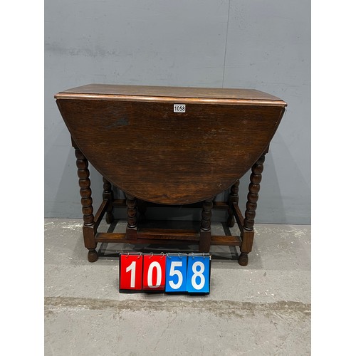 1058 - Oak drop leaf table on bobbin legs