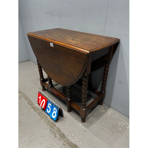 1058 - Oak drop leaf table on bobbin legs