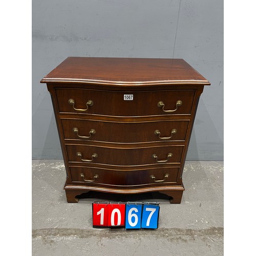 1067 - Vintage mahogany serpentine fronted chest of drawers