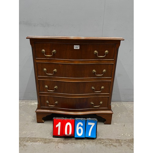 1067 - Vintage mahogany serpentine fronted chest of drawers