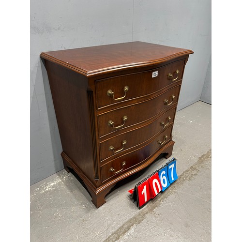 1067 - Vintage mahogany serpentine fronted chest of drawers