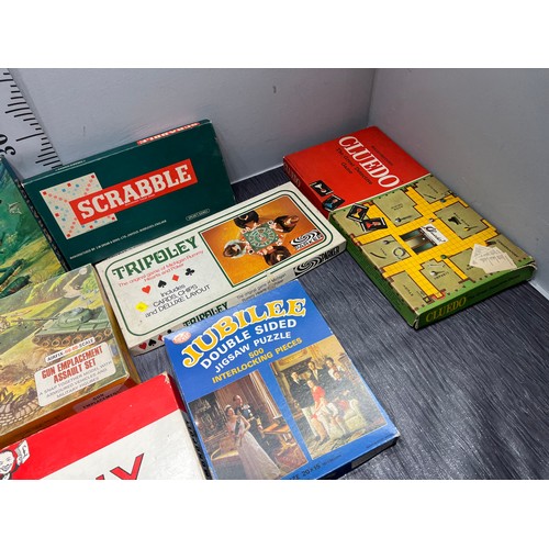 126 - 8 vintage games boxed. Exploration Tripoley, Airfix, Business game etc