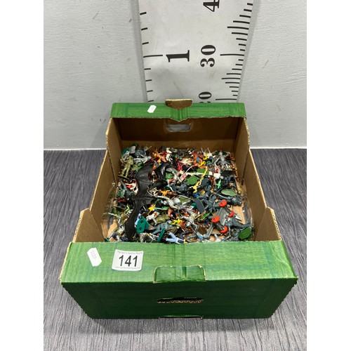 141 - Box toy soldiers