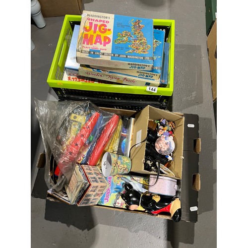 144 - 2 boxes toys + Jigsaws