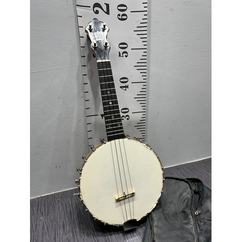 339 - Banjo in case