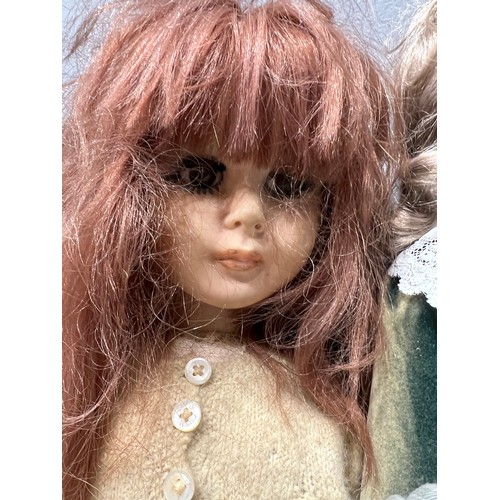 174 - Box vintage dolls