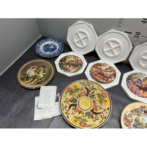 256 - Quantity decorative wall plates + Indian tree charger