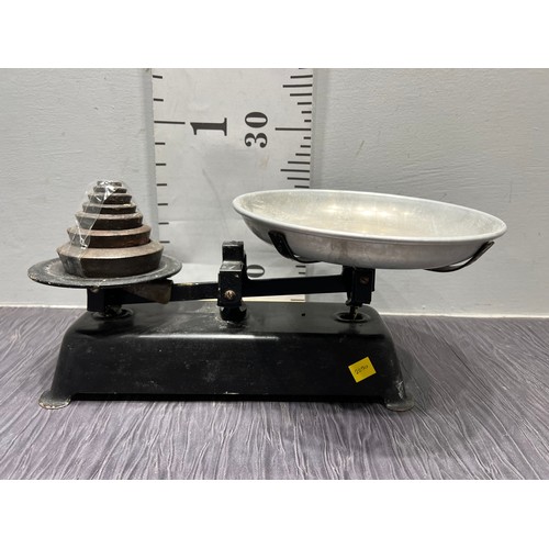 289 - Vintage scales & weights