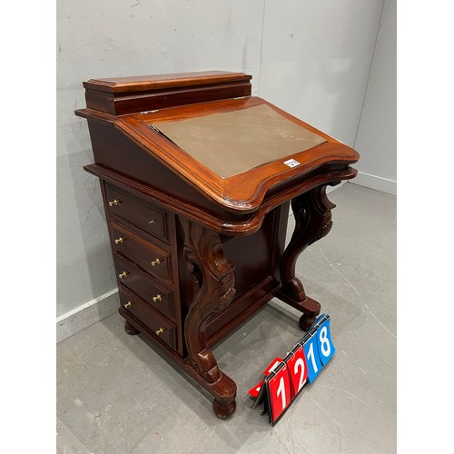 1218 - Victorian style mahogany davenport