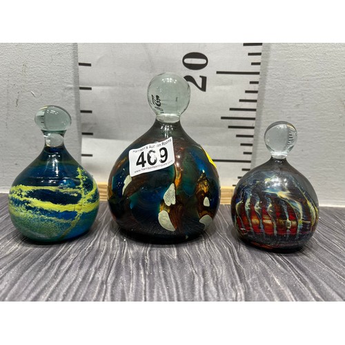 469 - 3 Medina glass paperweights