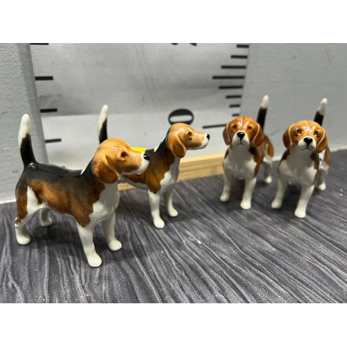 519 - 4 Beswick hunting hounds