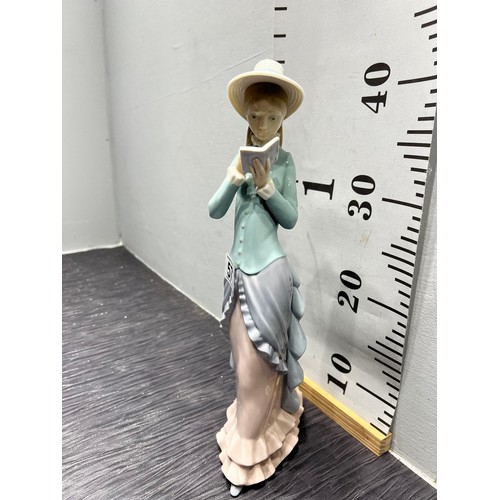 577 - Lladro tall lady figure