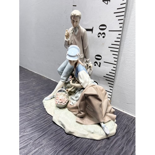 581 - Lladro man & woman seated