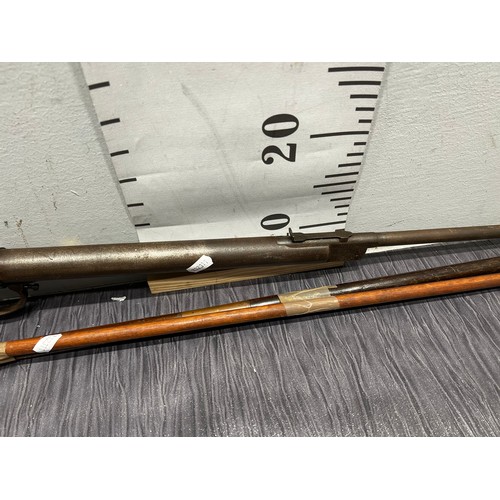 596 - Rifle Barrel no Butt + 2 Rifle cleaning rods