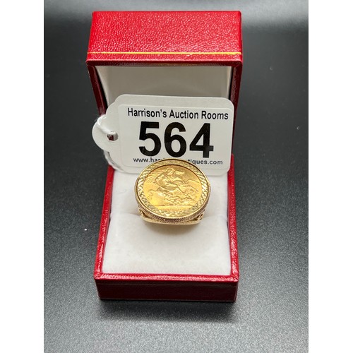 564 - 22ct gold Full Sovereign in 9ct gold ring mount (8g in the coin x 22ct) (5.8g the mount 9ct )