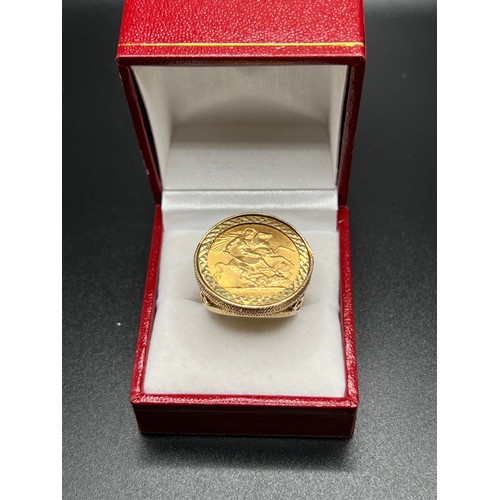 564 - 22ct gold Full Sovereign in 9ct gold ring mount (8g in the coin x 22ct) (5.8g the mount 9ct )