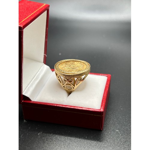 564 - 22ct gold Full Sovereign in 9ct gold ring mount (8g in the coin x 22ct) (5.8g the mount 9ct )