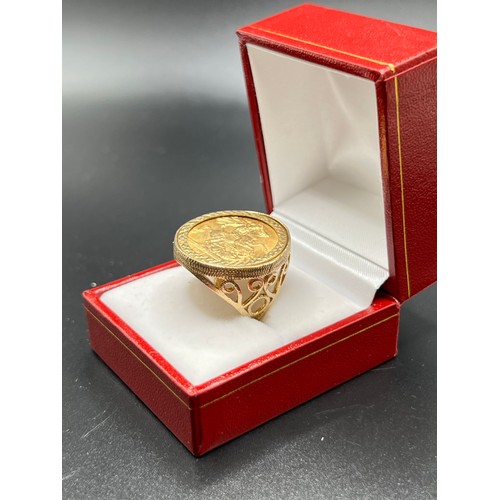 564 - 22ct gold Full Sovereign in 9ct gold ring mount (8g in the coin x 22ct) (5.8g the mount 9ct )