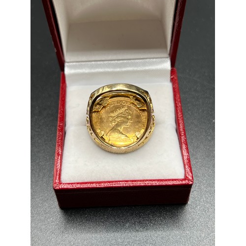 564 - 22ct gold Full Sovereign in 9ct gold ring mount (8g in the coin x 22ct) (5.8g the mount 9ct )