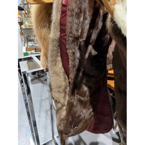 450B - Fur stoles & hats