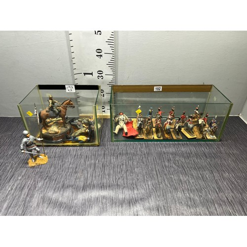 192 - 2 Glass displays with soldiers