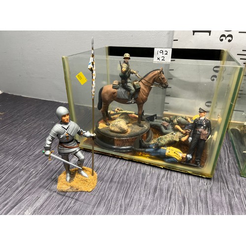 192 - 2 Glass displays with soldiers