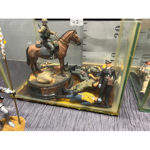 192 - 2 Glass displays with soldiers