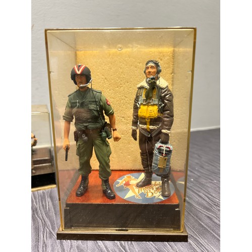 178 - 5 Display boxed with soldiers