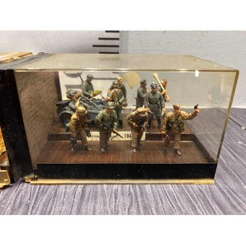 178 - 5 Display boxed with soldiers