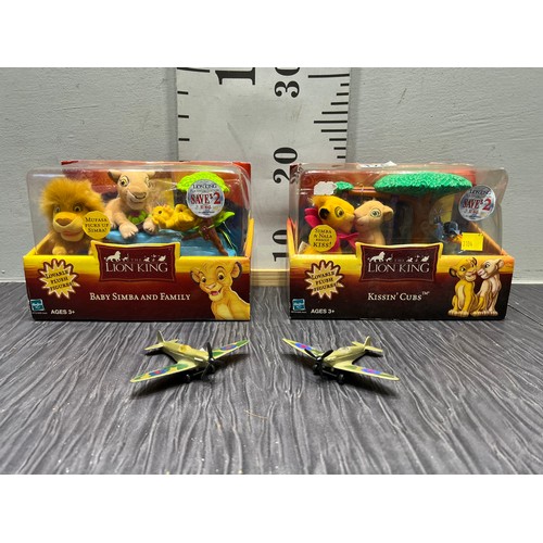 176 - 2 Lion king boxed figures, baby samba & family, kissin cubs, + 2 matchbox airplanes