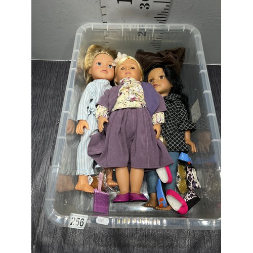 256 - Box vintage dolls