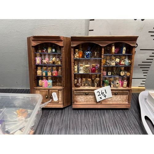 261 - Large quantity Dolls house/shop fittings