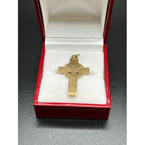 559 - 9ct Gold Celtic cross 2.2g