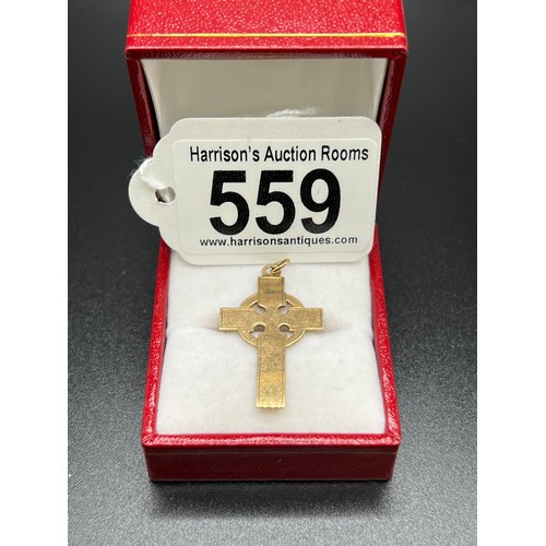 559 - 9ct Gold Celtic cross 2.2g