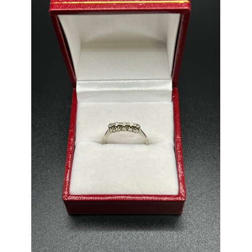 555 - 18ct White gold & 5 stone diamond ring 2g Size I/J