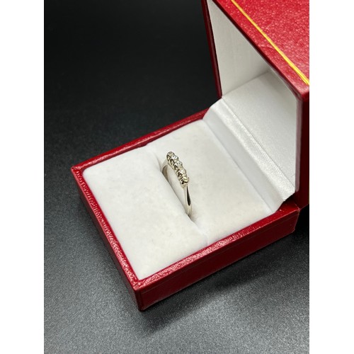 555 - 18ct White gold & 5 stone diamond ring 2g Size I/J