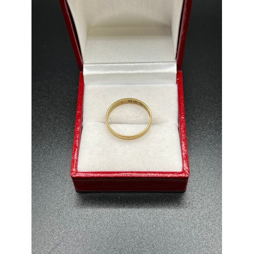 553 - 18ct Gold wedding ring 2.2g Size N