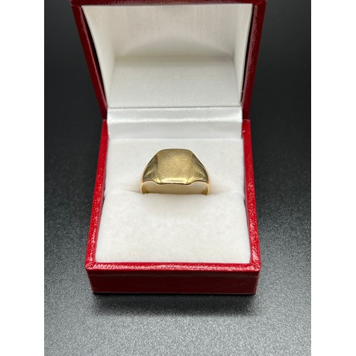 552 - 9ct gold gents signet ring 3.7g size O