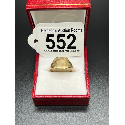 552 - 9ct gold gents signet ring 3.7g size O