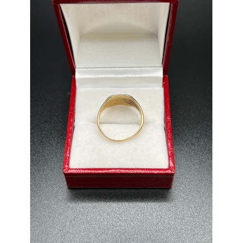 552 - 9ct gold gents signet ring 3.7g size O