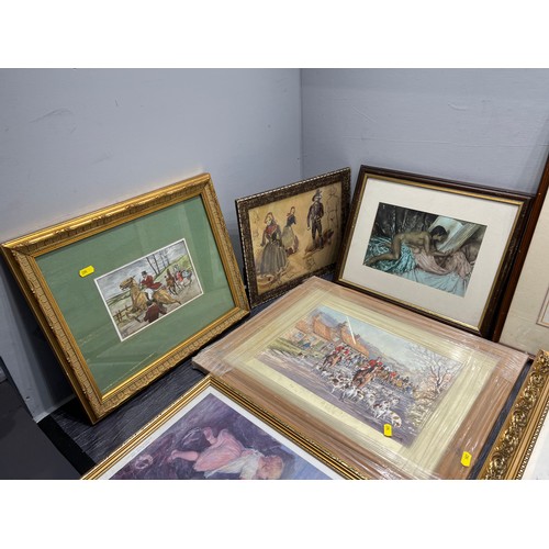 28 - Quantity pictures in frames