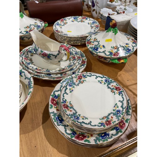 363 - Royal couldron vintage dinner wave approx 33 pieces