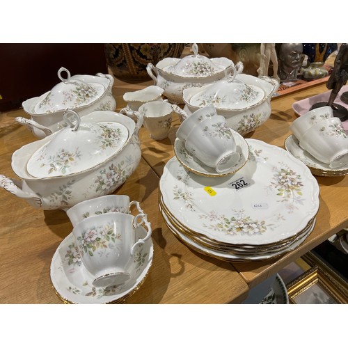 262 - Royal Albert 'haworth' pattern china dinner/teaware