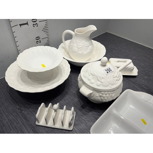 250 - quantity white m\s table ware