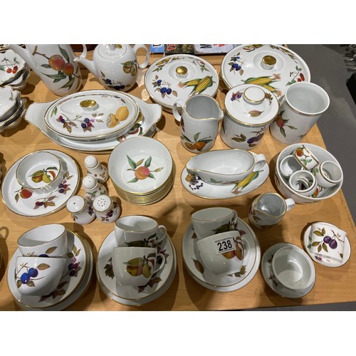 238 - Very large quantity royal worchester tea\dinner ware tureens etc approx 90 pieses