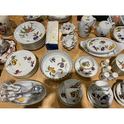 238 - Very large quantity royal worchester tea\dinner ware tureens etc approx 90 pieses