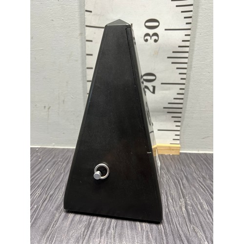 529A - 1 Antique bakelike Swiss metronome