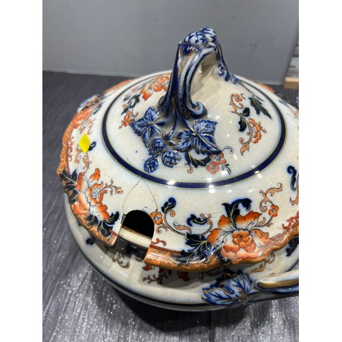 426 - Quantity victorian pottery tureens|plates