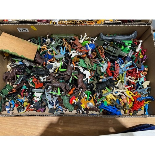 288 - Box plastic soldiers etc