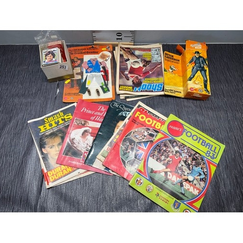 253 - Lone ranger butch Cavendish figure & crooked gambler + collectable magazines + football cards